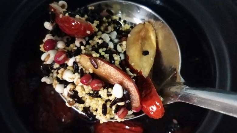 红豆薏仁小米粥,锅内放清水,水开后放入食材。