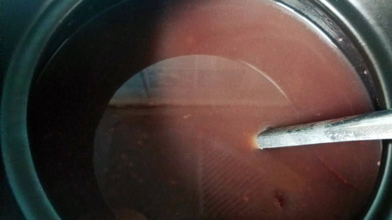 红豆薏仁小米粥,煮至粘稠,关火焖10分钟。
