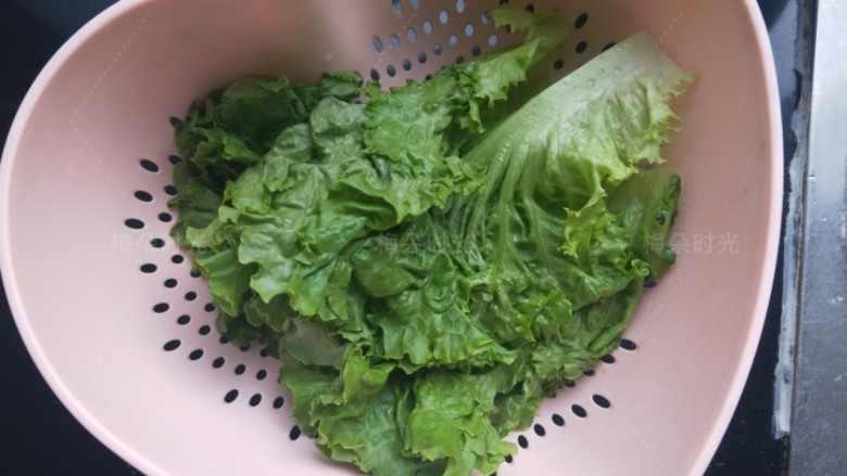 煎饼果子,<a style='color:red;display:inline-block;' href='/shicai/ 121'>生菜</a>洗干净,控水