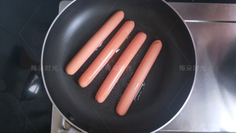煎饼果子,<a style='color:red;display:inline-block;' href='/shicai/ 437'>火腿肠</a>去皮,切成两半,煎一下。