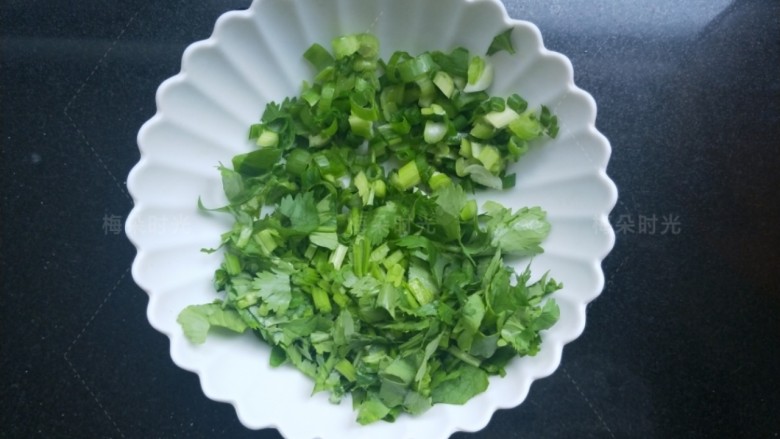 煎饼果子,<a style='color:red;display:inline-block;' href='/shicai/ 131'>香菜</a>,葱花,切碎
