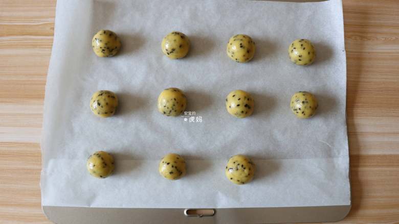 芝麻山药饼,揉成小圆球,一一放在铺了烘焙油纸的烤盘上,每个大约20g左右重;
