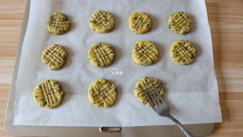 芝麻山药饼,用叉子轻轻交叉压扁、压出网纹状;