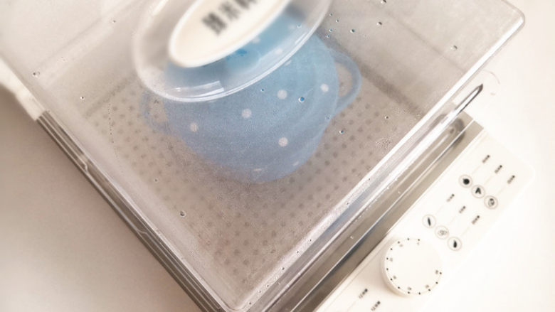 花蛤蒸蛋羹,5. 一切就绪就可以上锅蒸了,蒸汽料理锅的水箱加入适量的纯净水,再把装蛋液的容器盖上盖子,也可以盖上耐热保鲜模,再盖好料理机的盖子,时间选择12分钟,