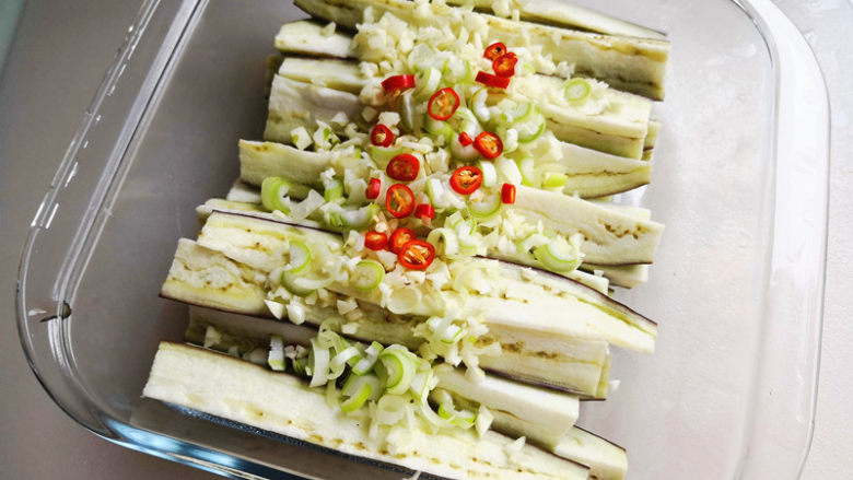 凉拌茄子,将大蒜末、葱花、小米辣放到茄子上,