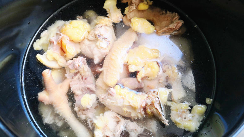 粉丝鸡汤,把鸡块和鸡油一起放入高压锅里,再加入没过鸡块后稍多一些的水,油鸡主要是喝汤,所以水不要加的太少,