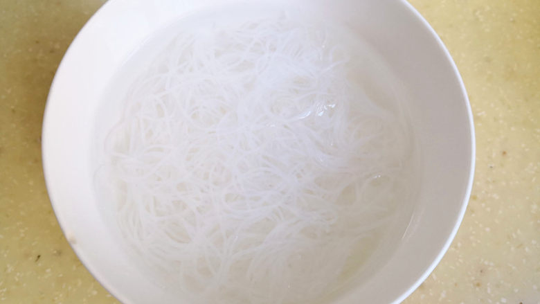 粉丝鸡汤,<a style='color:red;display:inline-block;' href='/shicai/ 523'>粉丝</a>用开水泡发好,