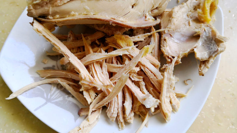 粉丝鸡汤,取出一块鸡肉撕成鸡丝,