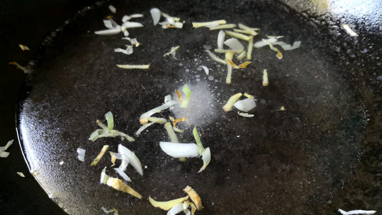 粉丝鸡汤,葱花姜丝切好,锅里放少许食用油,油热后放入葱花姜丝爆香,再慢慢倒入一碗清水,煮开后再加入1/3碗的鸡汤,煮开,