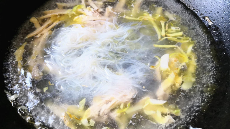 粉丝鸡汤,再倒入撕好的鸡丝,接着放入泡好的粉丝,加少许盐调味和<a style='color:red;display:inline-block;' href='/shicai/ 134296'>白胡椒粉</a>调味即可,