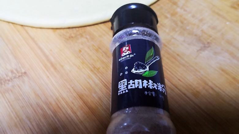 山药鸡蛋饼,找一个趁手的家伙。我用这个盖子。