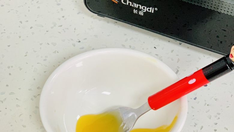 蜜汁鸡腿饭,时间烤制20分钟左右的时候,取出两面均匀的刷上<a style='color:red;display:inline-block;' href='/shicai/ 865'>蜂蜜</a>。