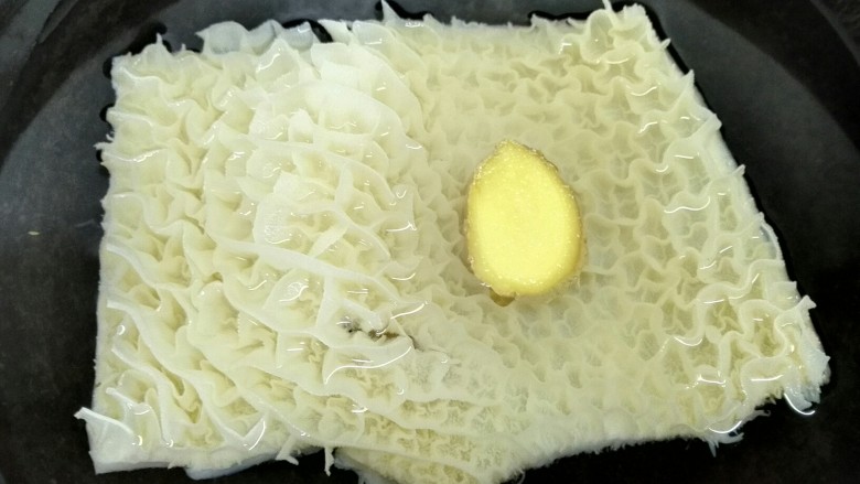 小炒金钱肚,冷水下锅将金钱肚焯下水,放一片<a style='color:red;display:inline-block;' href='/shicai/ 2800'>生姜</a>去腥