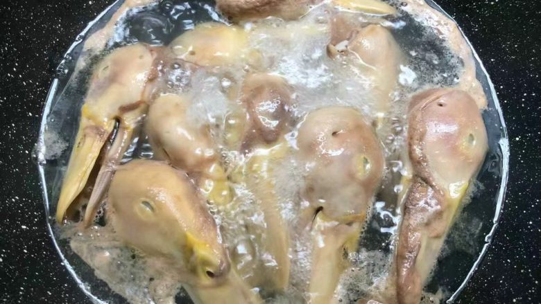 麻辣鸭头,水开再煮2分钟,把鸭头完全焯出血沫。