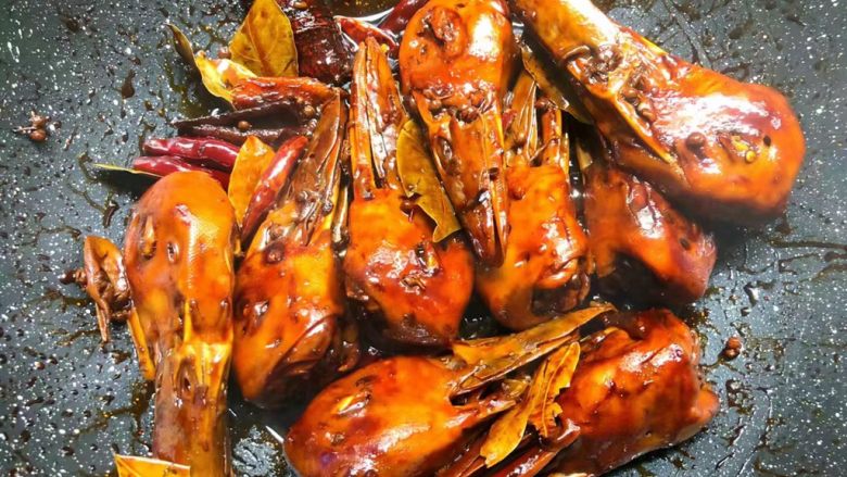 麻辣鸭头,煮至入味以后,大火把汁收干即可。