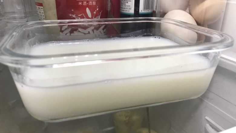水果凉糕,冰箱冷藏(不冷冻)一会儿,冷却表面固定后就可以食用。