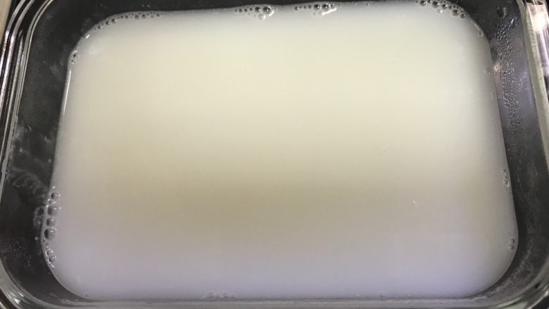 水果凉糕,倒入器具中冷却一会儿,最好是放冷水中会更快。捞去泡沫(泡沫冷却后会固定影响美观)