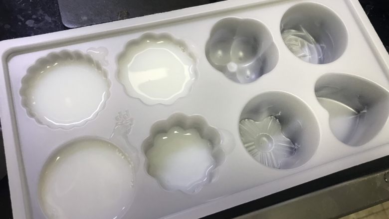 水果凉糕,冷却一会儿后,倒入膜具中。