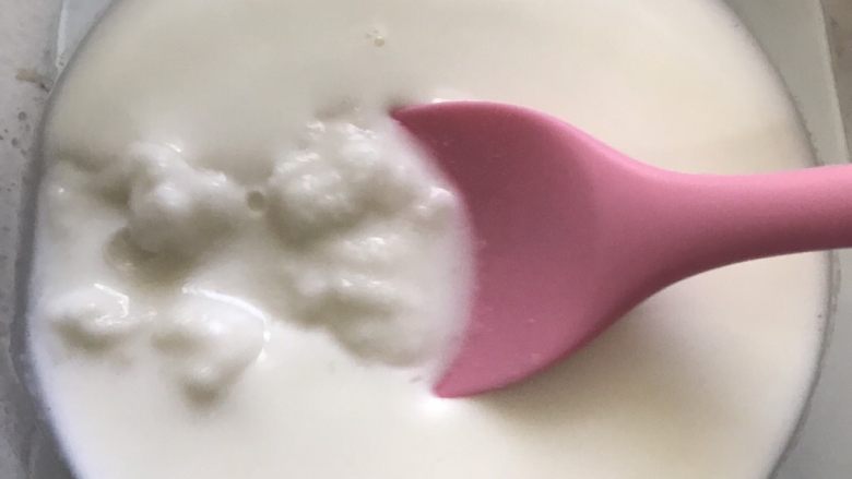 水果凉糕,加入50克凉粉,拌均匀。