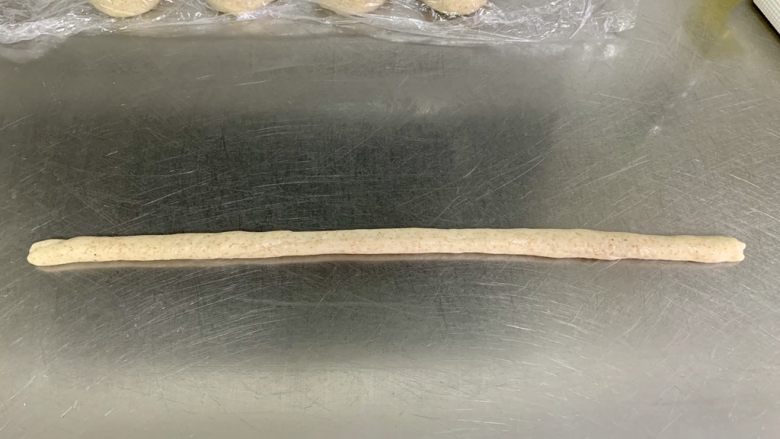 全麦老式面包,搓成40厘米左右长。一侧向上搓、一侧向下搓、搓上劲,拎起两头面自动上劲。