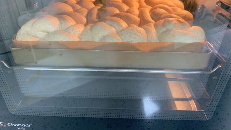 全麦老式面包,发酵好的面胚放入烤箱中层,上下火170度30分钟。