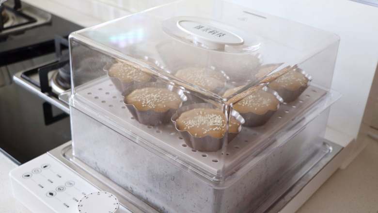 红糖红枣蒸蛋糕,开启程序,12分钟。这个蒸箱是无需预热的,如果普通蒸锅,水开再蒸,15分钟。