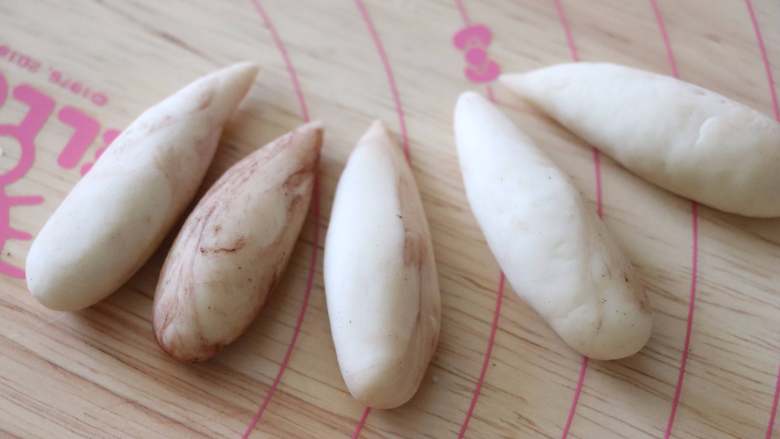一个长的像香菇的奶黄包,另外再取约5克面团,做成蘑菇柄。