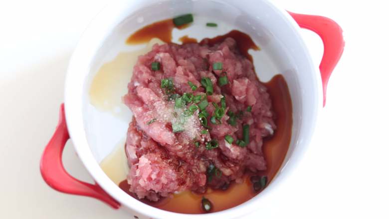 苦瓜酿肉(蒸菜),加入生抽,盐,香油,搅拌均匀腌制。