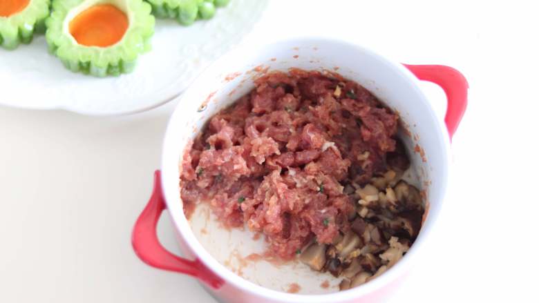 苦瓜酿肉(蒸菜),肉末倒入适量的水,加入<a style='color:red;display:inline-block;' href='/shicai/ 230'>香菇</a>丁,顺着一个方向搅打成肉泥。