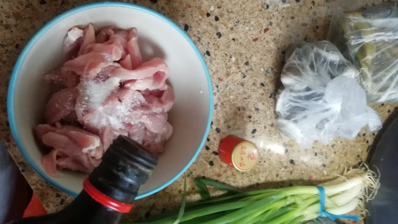 肉羹,倒一勺料酒酒要少些,多了酒味太大,不好吃!