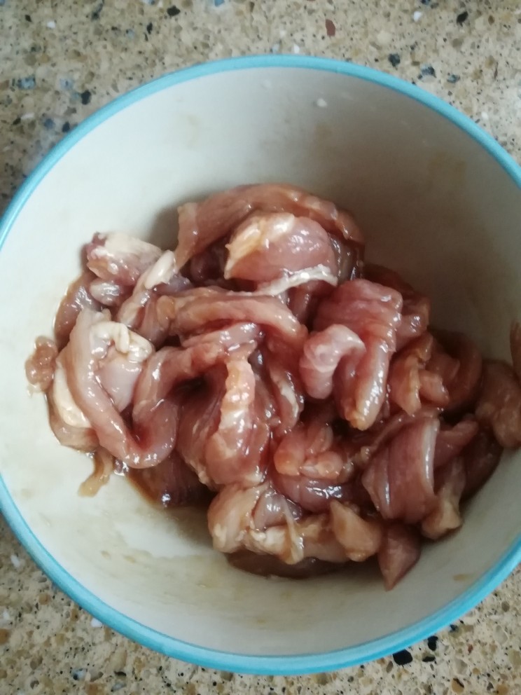 肉羹,搅拌均匀,腌制十五分钟