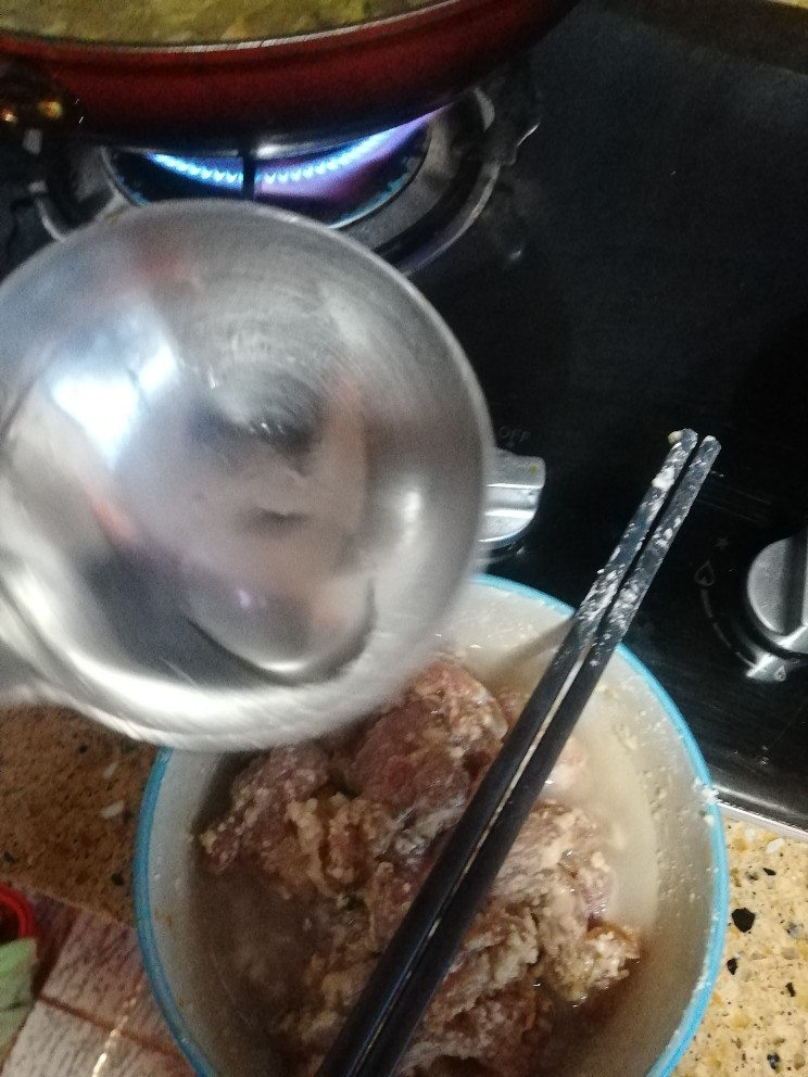 肉羹,倒入肉碗,搅拌均匀