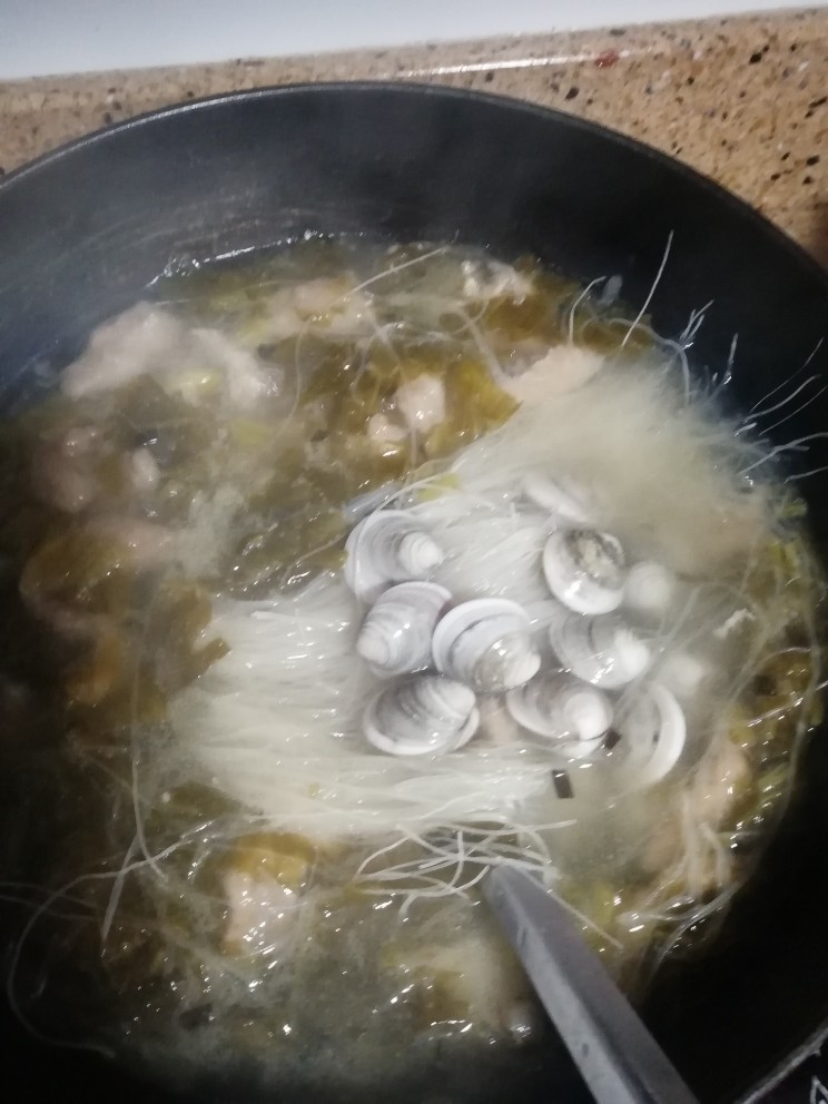 肉羹,肉羹到上一步已经完成了,有时候不想煮其它的,就下点面,下几个蛤蜊,就可以对付一顿了。