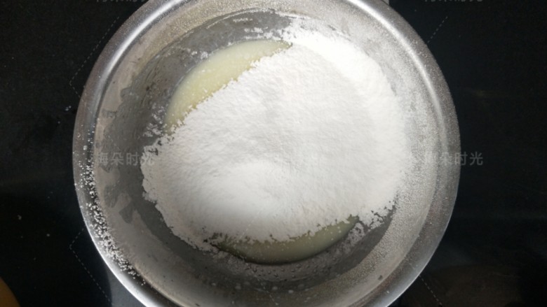 唐草彩绘蛋糕卷,筛入低筋面粉,搅拌均匀。