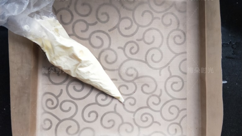 唐草彩绘蛋糕卷,取一勺蛋糕糊装进裱花袋里,剪一个小口。烤盘里面铺上油纸或者油布。把图纸垫在油布下面。图案我是去打印店打印的。