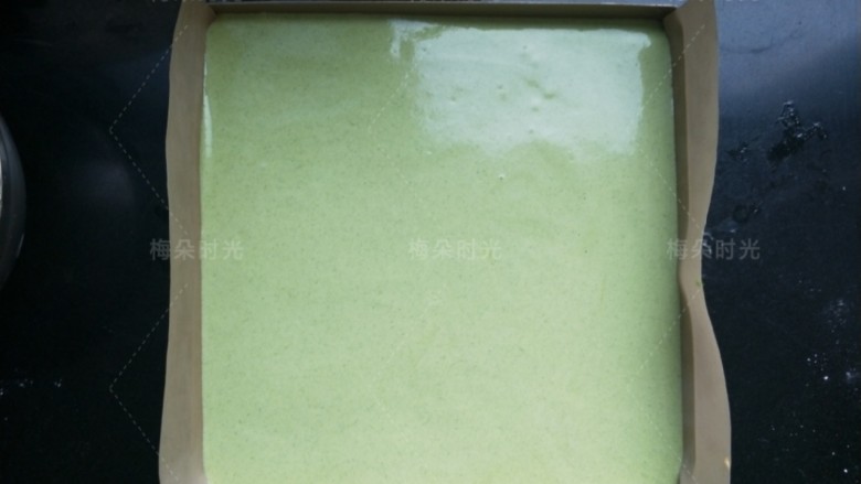 唐草彩绘蛋糕卷,蛋糕糊倒入烤盘。刮平。端起来轻震几下。入烤箱,上下火,160度。25分钟。(温度依照自己烤箱的脾气微调整)