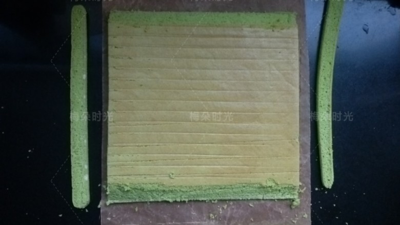 唐草彩绘蛋糕卷,然后翻过来,放在一张油纸或者油布上。图案在下面,切掉四周小边缘。再在要卷的两头斜着切个小边。