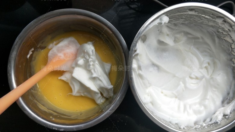 唐草彩绘蛋糕卷,这时候打开烤箱预热。然后把打发好的蛋清盛三分一加入蛋黄糊里,翻拌或者切拌均匀,不要顺时针画圈拌,会消泡的。基本融合后再盛三分一加入。