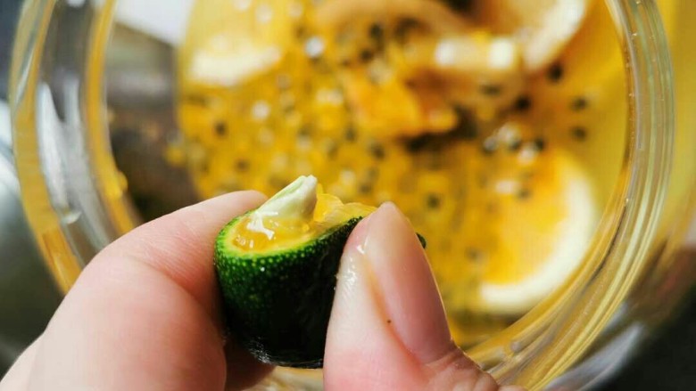 自己弄得水果茶,比外面好喝N倍,把肉挖碗里,再把小青桔切两半,挤汁到水壶里。