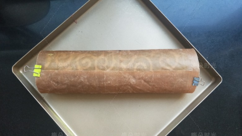 唐草彩绘蛋糕卷,卷起来后,裹着油布,放入冰箱冷藏半小时,定型。