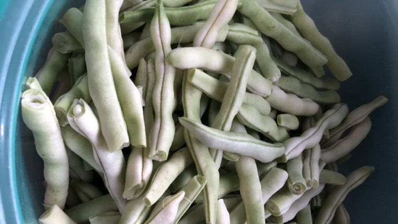 五花肉炖芸豆,豆角去丝洗净,控干水份