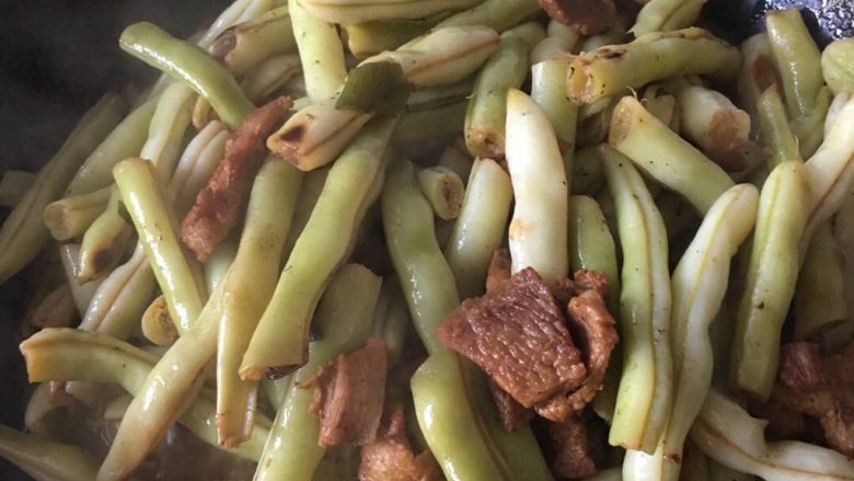 五花肉炖芸豆,锅内加适量水,比豆角稍微少一点,大火烧开,小火炖,加适量盐。