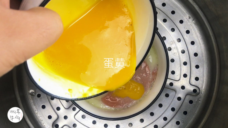 视频|三蛋戏松茸|牛佤松茸食谱,待蛋白凝固时,再倒入蛋黄,继续蒸制。
