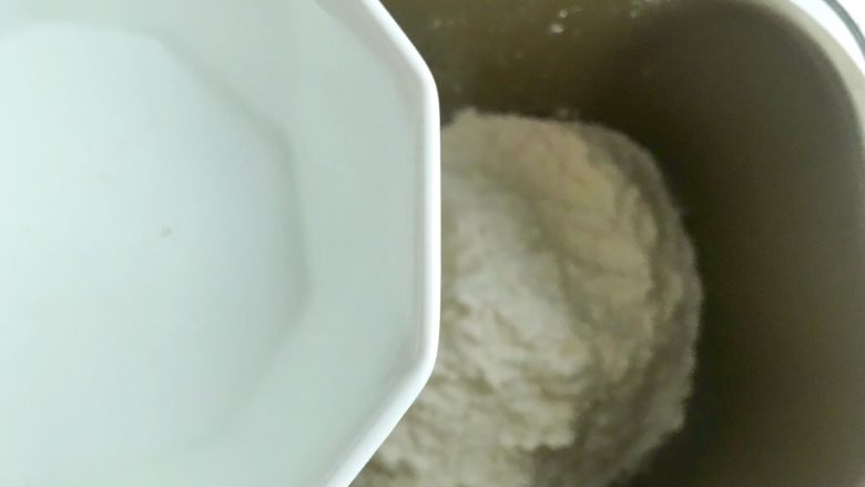 藜麦贝果,加入水,按下揉面程序。