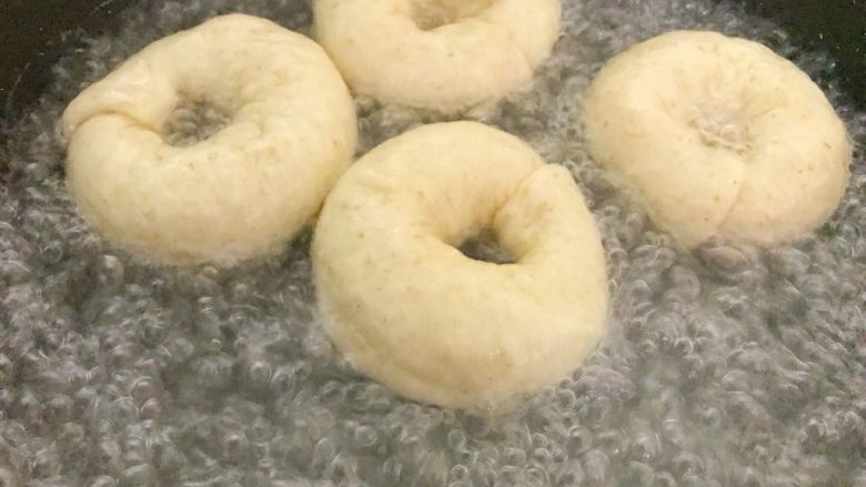 藜麦贝果,翻面,把另外一面贝果胚,煮30秒。