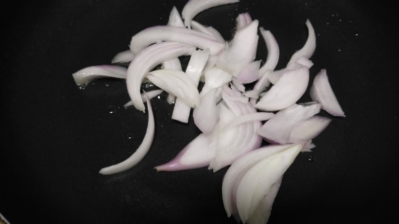 西红柿炒豆腐、洋白菜,锅中放入少量油,炒香洋葱丝。