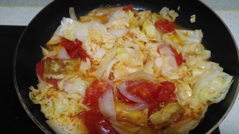 西红柿炒豆腐、洋白菜,炒至洋白菜断生,加入盐。