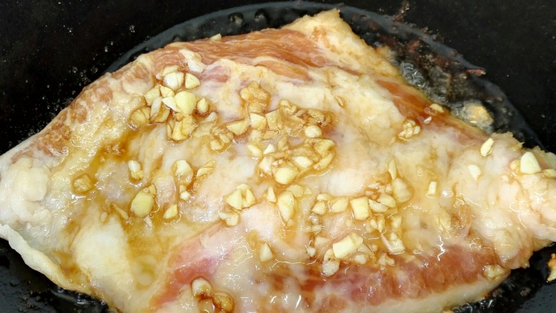 猪颈肉炒四季豆,锅内放油烧热,将猪颈肉放入锅内煎一下