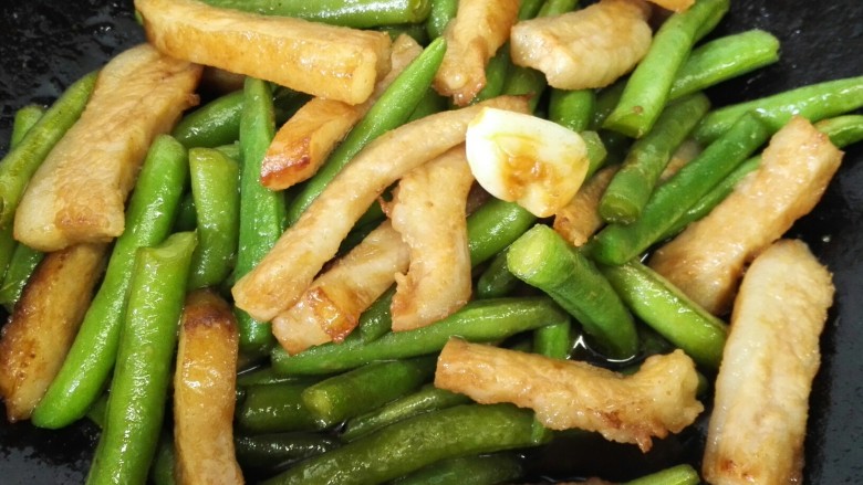 猪颈肉炒四季豆,出锅前放少许白糖提味,翻炒均匀入味即可出锅