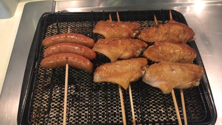 闪亮亮烧烤鸡翅,直接上烧烤架,正反面各10分钟